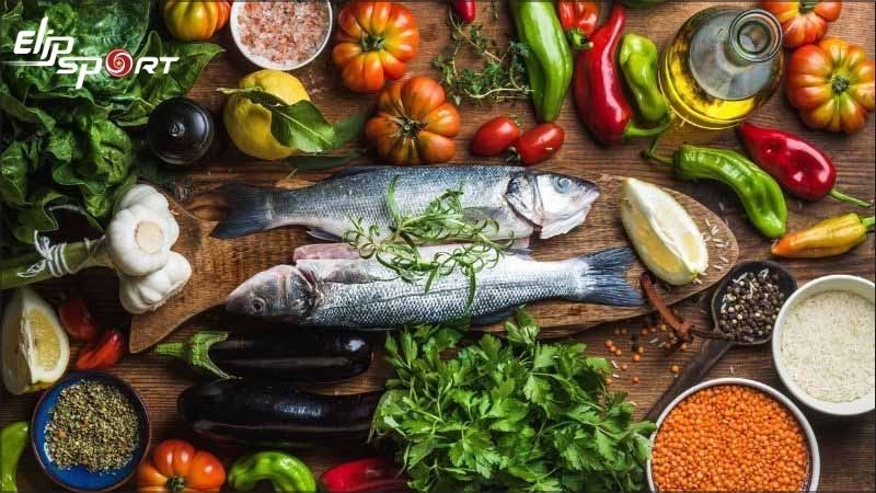 Chế độ ăn uống đ&oacute;ng vai tr&ograve; quan trọng kh&ocirc;ng k&eacute;m trong việc duy tr&igrave; sức khỏe v&agrave; v&oacute;c d&aacute;ng c&acirc;n đối