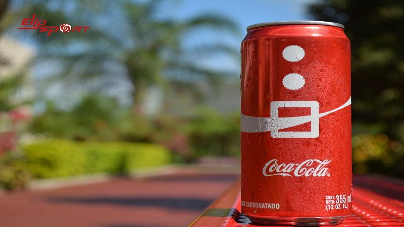 Theo th&ocirc;ng tin từ nh&agrave; sản xuất, một lon Coca-Cola c&oacute; dung t&iacute;ch 330ml th&igrave; chứa 139 calo