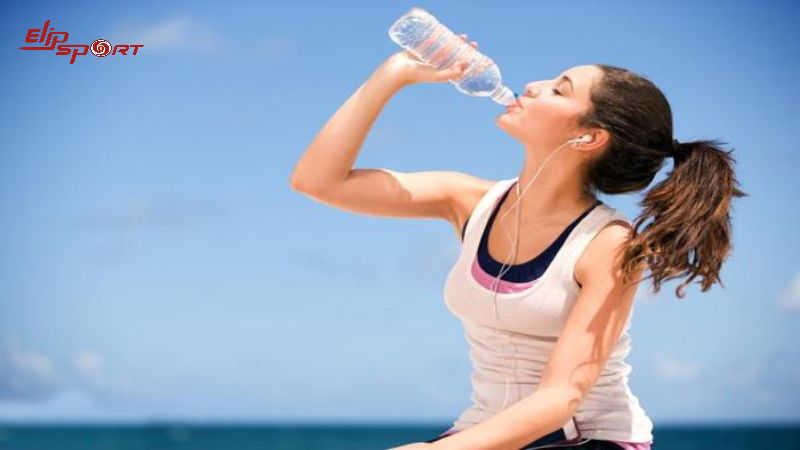 Việc uống đủ 2 l&iacute;t nước mỗi ng&agrave;y l&agrave; một phần quan trọng