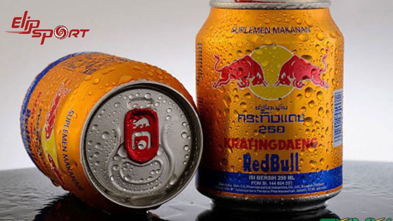 Red Bull (Nước b&ograve; h&uacute;c) l&agrave; một loại đồ uống tăng lực c&oacute; chứa đường