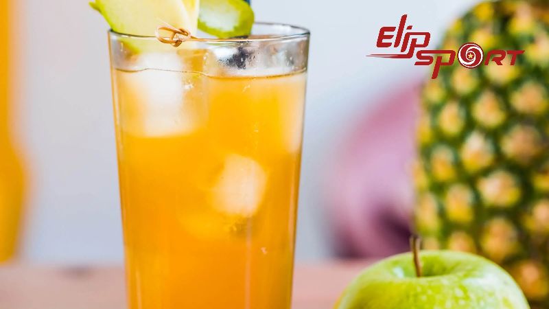 Nước &eacute;p từ dứa v&agrave; t&aacute;o kh&ocirc;ng chỉ l&agrave; một thức uống bổ dưỡng m&agrave; c&ograve;n gi&uacute;p tăng cường sức đề kh&aacute;ng