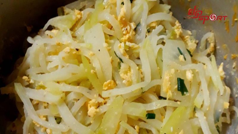 H&agrave;m lượng calo trong m&oacute;n su h&agrave;o x&agrave;o trứng l&agrave; khoảng 130 calo