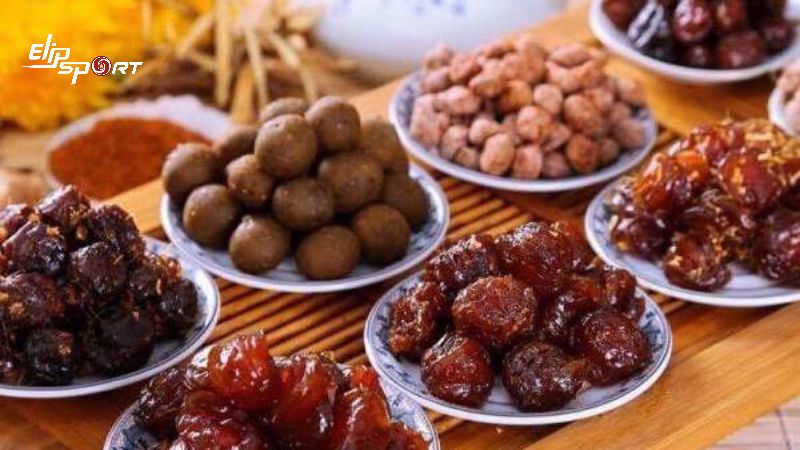X&iacute; muội được l&agrave;m từ nhiều loại tr&aacute;i c&acirc;y như mơ, mận, sấu, me, c&oacute;c, quất, đ&agrave;o, khế