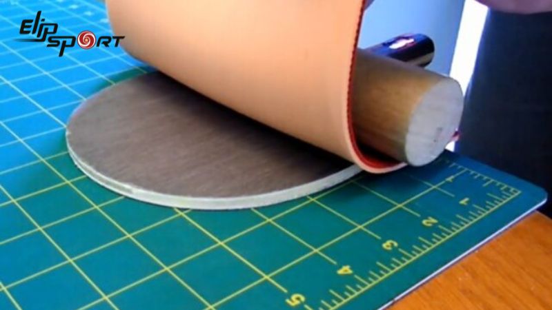 Lăn mặt vợt gi&uacute;p loại bỏ b&oacute;ng kh&iacute; v&agrave; gi&uacute;p bề mặt trơn l&aacute;ng hơn