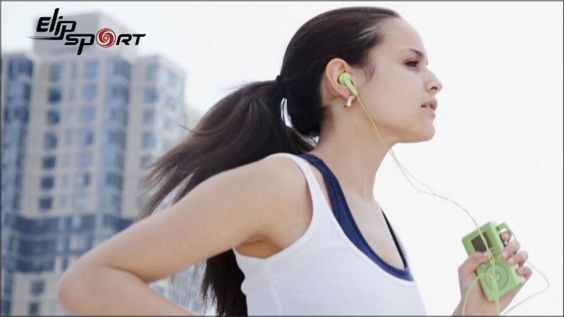 Người tham gia chạy bộ trong khi nghe nhạc c&oacute; xu hướng chạy nhanh hơn v&agrave; ti&ecirc;u thụ lượng calo cao hơn