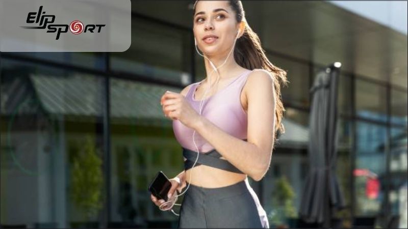 Nghe nhạc trong l&uacute;c chạy bộ c&oacute; thể khiến bạn gặp nhiều bất tiện