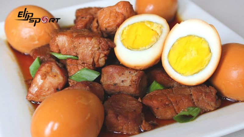 Thịt kho trứng thường được chế biến từ thịt, trứng v&agrave; nước dừa