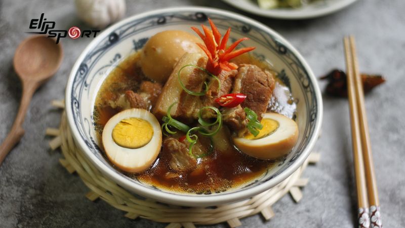 M&oacute;n thịt kho hột vịt sẽ c&oacute; khoảng 1950 calo cho khẩu phần 4 người ăn