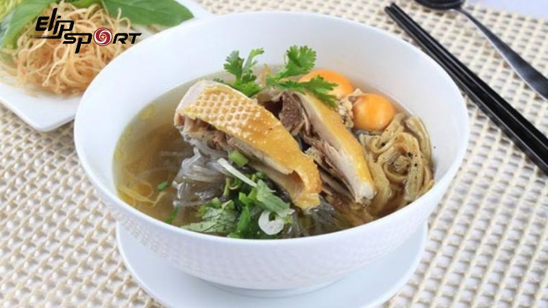 Một b&aacute;t miến g&agrave; thơm ngon sẽ cung cấp cho cơ thể bạn khoảng 623 calo
