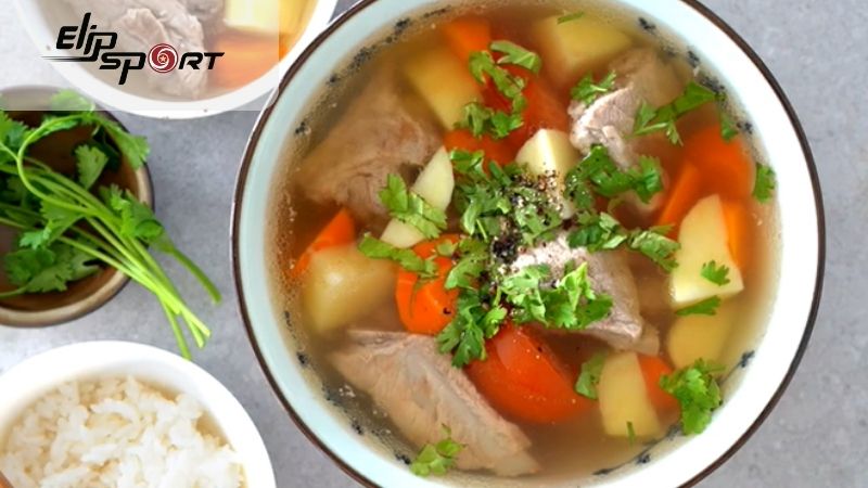 Một b&aacute;t canh xương heo khoai t&acirc;y c&agrave; rốt thường c&oacute; lượng calo trung b&igrave;nh khoảng 400-450 calo