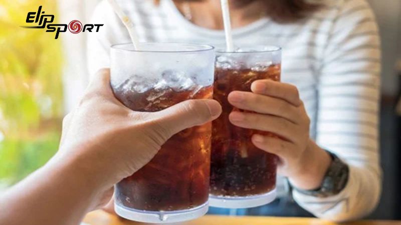 Một lon nước ngọt c&oacute; ga c&oacute; dung t&iacute;ch 300ml thường chứa khoảng 200 calo