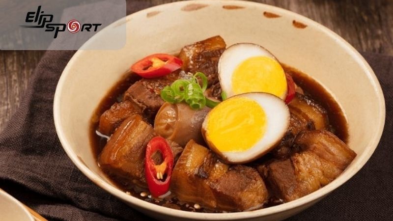 Một t&ocirc; thịt kho trứng chứa khoảng 600 calo