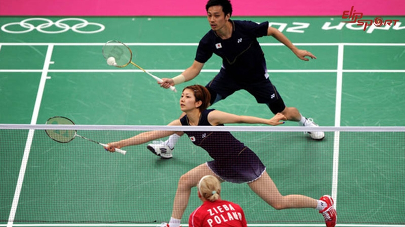 Người c&oacute; c&acirc;n nặng trung b&igrave;nh từ 54kg đến 72kg trong 1 giờ chơi cầu l&ocirc;ng đốt ch&aacute;y từ 245 calo đến 327 calo