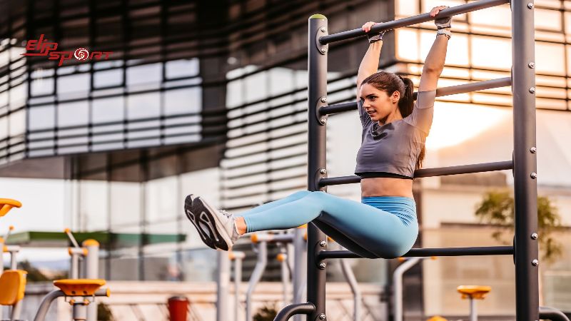 B&agrave;i tập Hanging Leg Raise l&agrave; một b&agrave;i hơi phức tạp