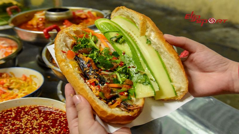 Việc ăn b&aacute;nh m&igrave; c&aacute; hộp kh&ocirc;ng trực tiếp dẫn đến việc nổi mụn ở mọi người