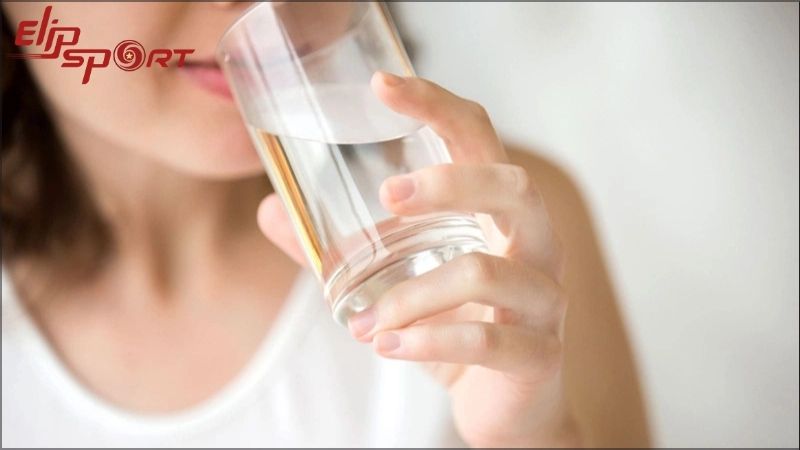 Mẹ nu&ocirc;i con b&uacute; n&ecirc;n uống &iacute;t nhất 2 l&iacute;t nước mỗi ng&agrave;y
