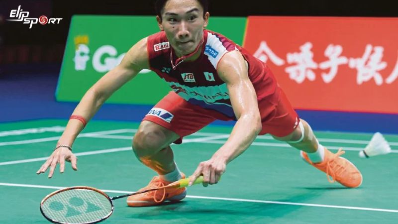 C&acirc;̀m vợt c&acirc;̀u l&ocirc;ng khi phòng thủ