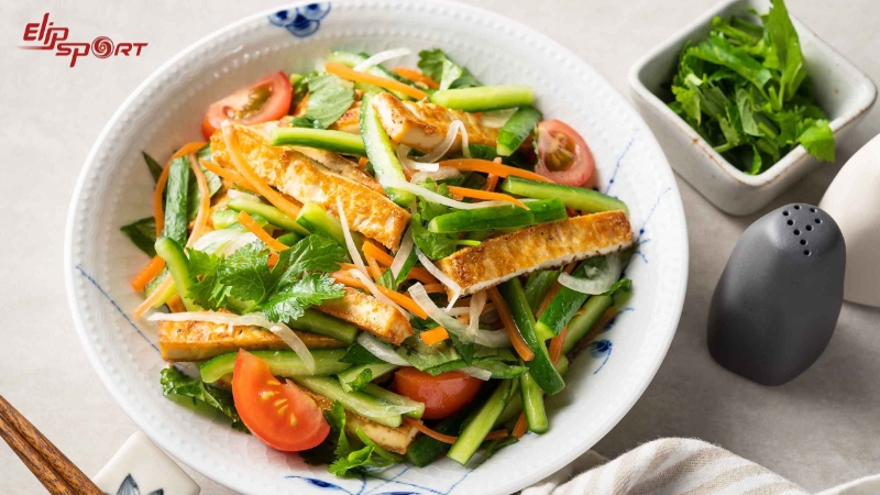 Thưởng thức salad đậu hũ chi&ecirc;n kh&ocirc;ng sợ tăng c&acirc;n