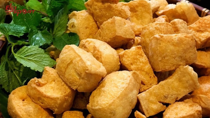 100g đậu hũ chi&ecirc;n sẽ cung cấp khoảng 251 calo