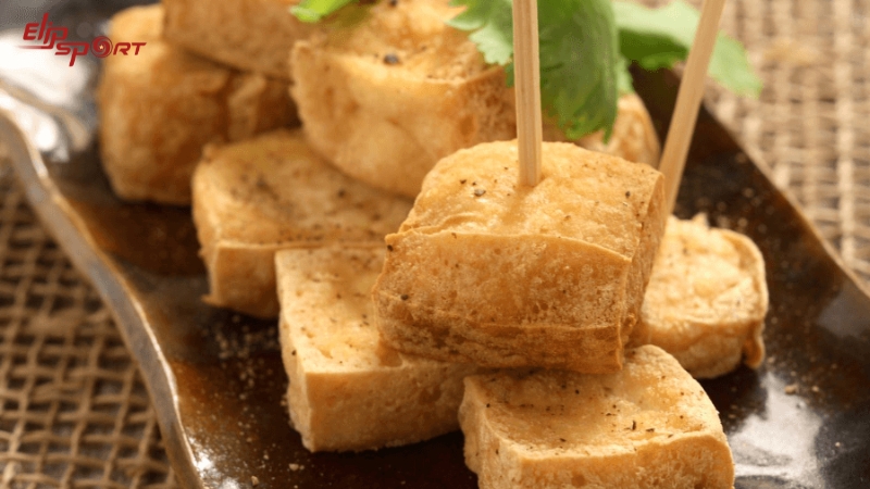 Đậu hũ chi&ecirc;n c&oacute; h&agrave;m lượng protein cao v&agrave; &iacute;t chất b&eacute;o b&atilde;o h&ograve;a