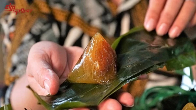 B&aacute;nh tro được l&agrave;m từ gạo nếp ng&acirc;m với nước tro