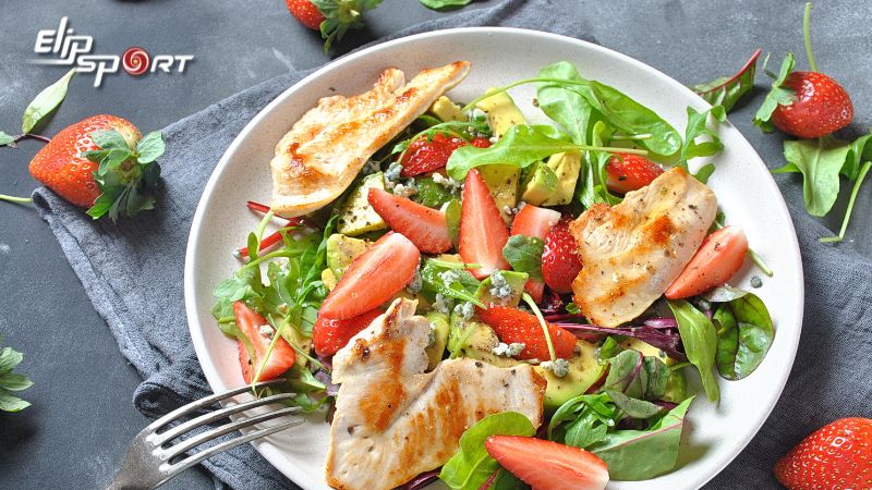 Salad l&agrave; thực đơn kh&ocirc;ng thể thiếu để giảm c&acirc;n