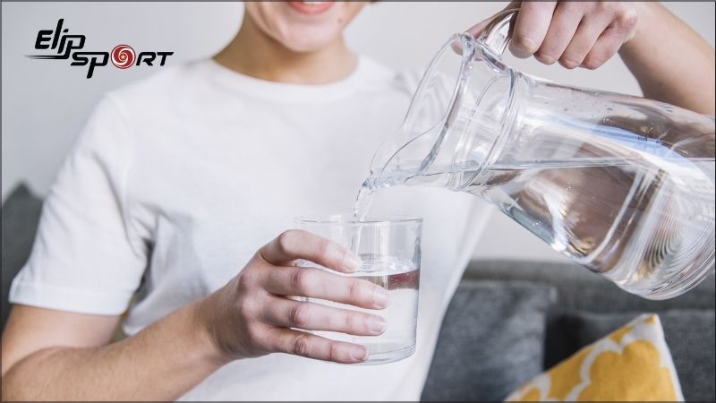 Bạn n&ecirc;n uống nhiều nước lọc trước