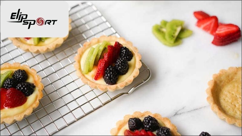 B&aacute;nh tart ngọt l&agrave; sự kết hợp giữa k&egrave;m v&agrave; tr&aacute;i c&acirc;y tươi