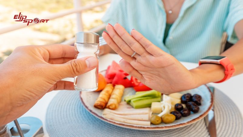 Ăn qu&aacute; nhiều muối kh&ocirc;ng chỉ g&acirc;y t&iacute;ch tụ nước trong cơ thể m&agrave; c&ograve;n l&agrave;m tăng nguy cơ ph&aacute;t triển c&aacute;c bệnh mạn t&iacute;nh