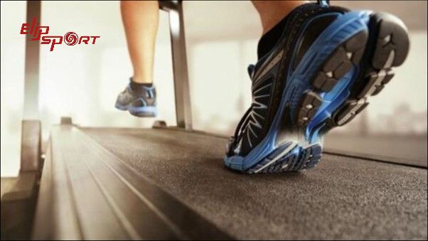 Khi chạy tr&ecirc;n m&aacute;y chạy bộ, tốc độ chậm v&agrave; giật
