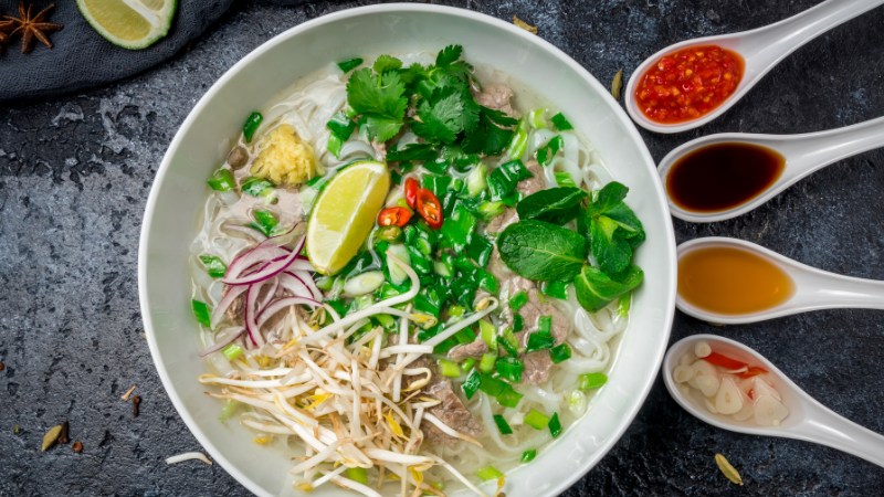 Thay thế nguy&ecirc;n liệu khi nấu phở