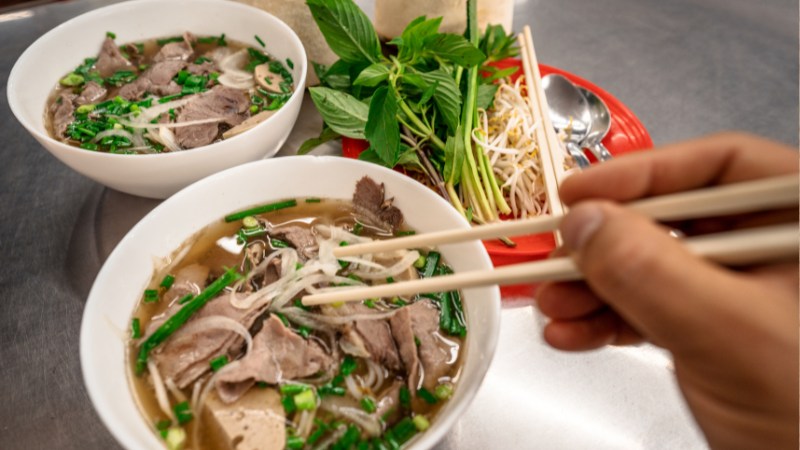 C&aacute;ch ăn phở kh&ocirc;ng lo b&eacute;o