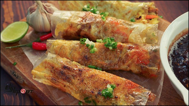 Do chứa nhiều calo, việc ăn qu&aacute; nhiều b&aacute;nh tr&aacute;ng mắm ruốc c&oacute; thể dẫn đến tăng c&acirc;n