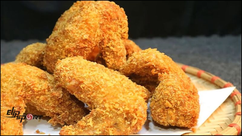 Trung b&igrave;nh, một c&aacute;nh g&agrave; r&aacute;n chứa khoảng 180 calo