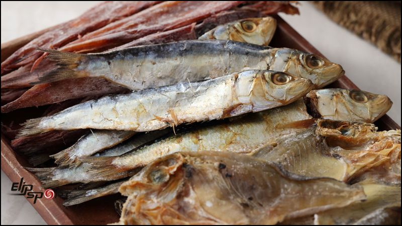 N&ecirc;n ăn c&aacute; kh&ocirc; với lượng vừa phải, khoảng 100g - 150g mỗi ng&agrave;y