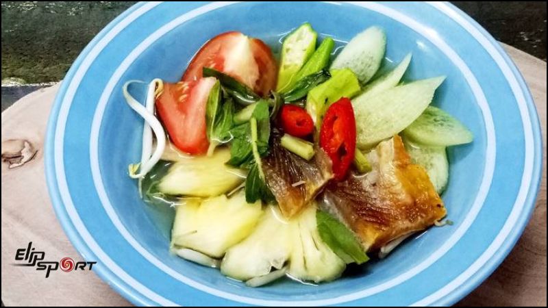 Canh chua nấu với kh&ocirc; c&aacute; l&oacute;c 