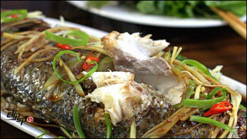 N&ecirc;n ăn c&aacute; trắm c&ugrave;ng với rau củ để tăng chất xơ, tốt cho ti&ecirc;u h&oacute;a v&agrave; giảm cảm gi&aacute;c th&egrave;m ăn