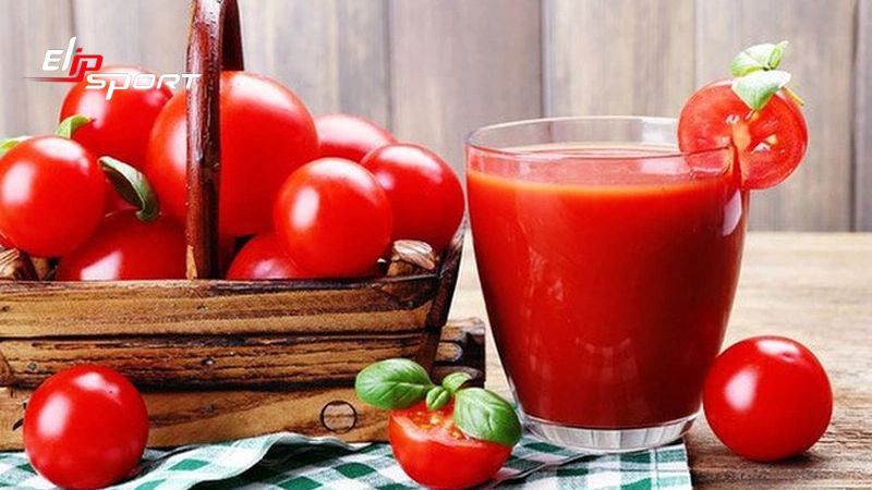 Vitamin C trong c&agrave; chua c&oacute; chức năng th&uacute;c đẩy chất lỏng trong cơ thể v&agrave; l&agrave;m dịu cơn kh&aacute;t