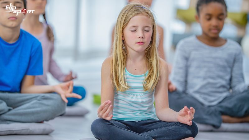 Trẻ t&acirc;̣p yoga có th&ecirc;̉ cải thi&ecirc;̣n đ&ocirc;̣ t&acirc;̣p trung