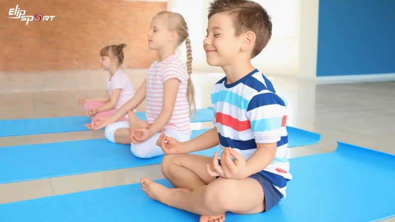 Yoga giúp tạo sự li&ecirc;n k&ecirc;́t giữa cơ th&ecirc;̉ và t&acirc;m trí của trẻ