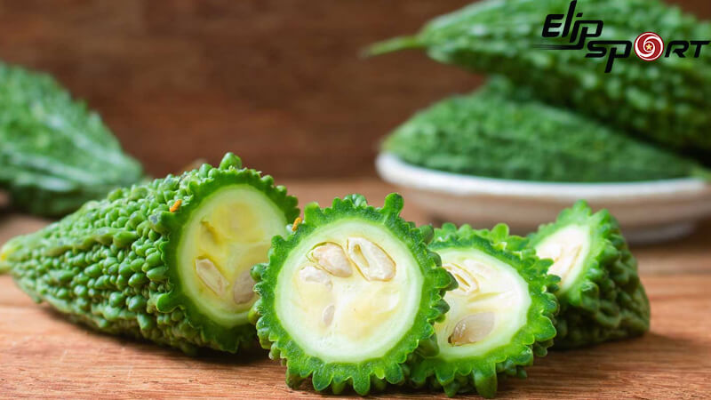 N&ecirc;n chọn quả khổ qua c&oacute; m&agrave;u xanh đậm