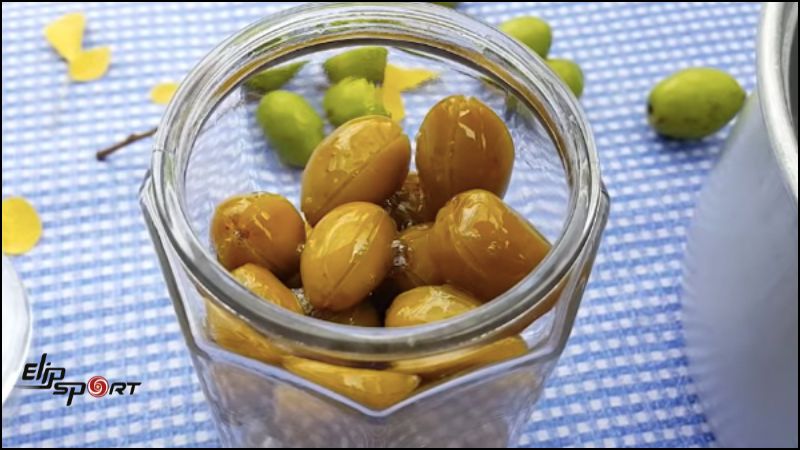 C&agrave; na ng&agrave;o đường l&agrave; m&oacute;n ăn vặt được nhiều người y&ecirc;u th&iacute;ch bởi hương vị chua ngọt, thơm ngon