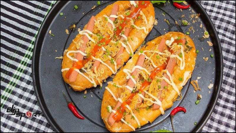 B&aacute;nh m&igrave; nướng muối ớt l&agrave; m&oacute;n ăn đường phố được y&ecirc;u th&iacute;ch bởi hương vị thơm ngon, hấp dẫn