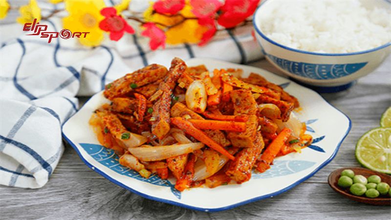 Chả lụa cay kh&ocirc;ng chỉ l&agrave; một m&oacute;n ăn dễ chế biến m&agrave; c&ograve;n rất hấp dẫn về mặt thị gi&aacute;c