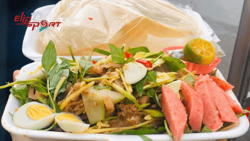 M&oacute;n ăn n&agrave;y rất thu h&uacute;t với &ldquo;d&acirc;n nhậu&rdquo; bởi vẻ ngo&agrave;i đầy m&agrave;u sắc, sự phong ph&uacute; của c&aacute;c nguy&ecirc;n liệu