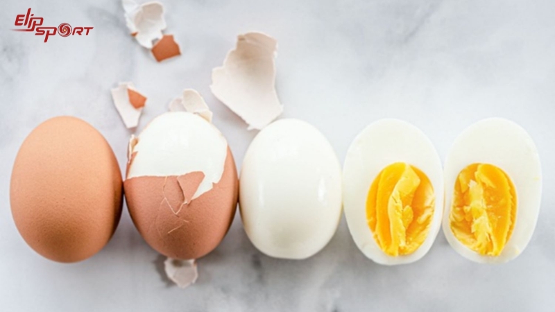 Trứng g&agrave; chứa nhiều choline, gi&uacute;p cải thiện chức năng tim mạch