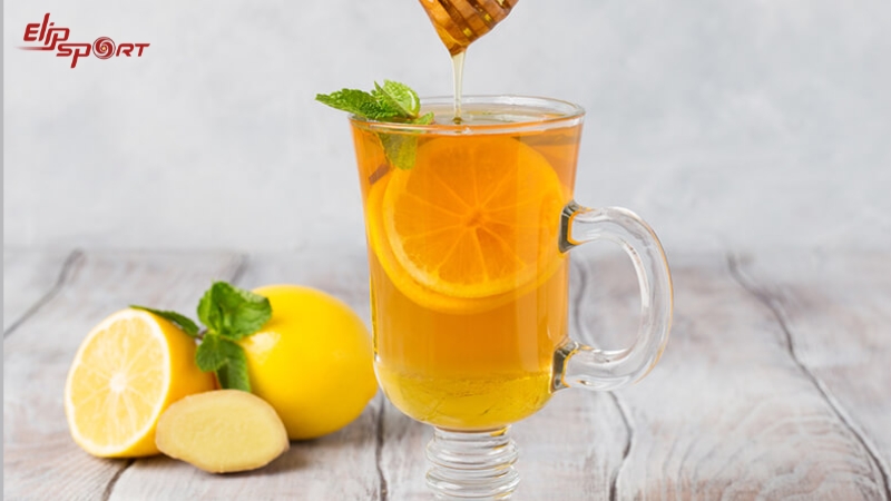Uống nước chanh ấm v&agrave;o buổi s&aacute;ng ngay sau khi thức dậy l&agrave; thời điểm l&yacute; tưởng