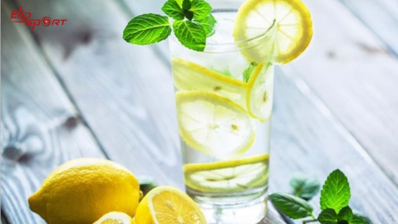Nước chanh gi&uacute;p duy tr&igrave; lượng nước cho cơ thể