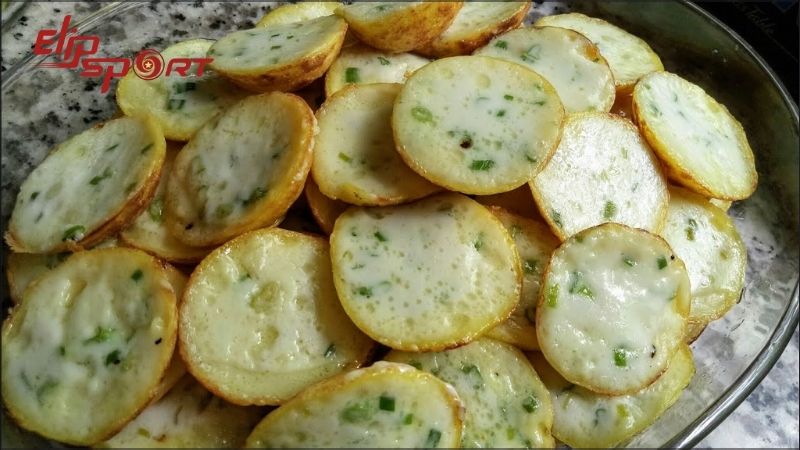 Một chiếc b&aacute;nh khọt kh&ocirc;ng nh&acirc;n chỉ chứa khoảng 97 calo