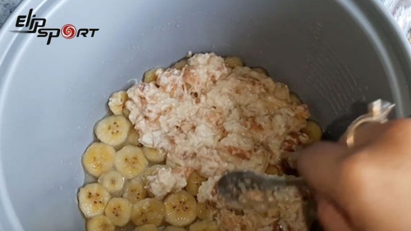Phết một lớp dầu ăn mỏng v&agrave;o đ&aacute;y nồi cơm điện để hạn chế bị d&iacute;nh